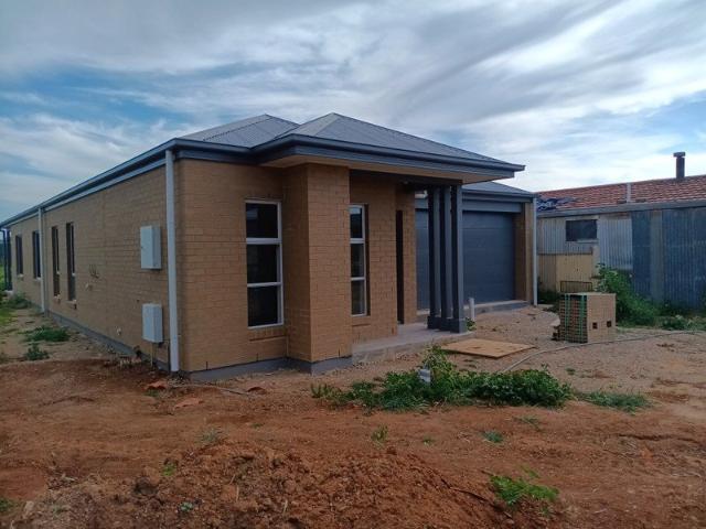 New 4 bedroom home with large shedding
