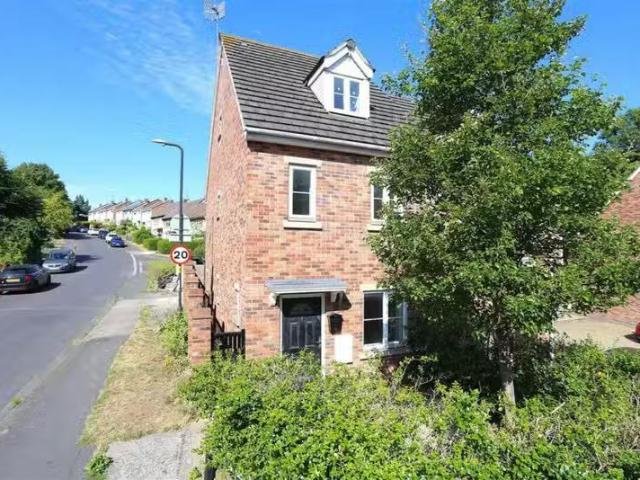 Cheap 4 bedroom house for rent in Weston Court, Lawrence Westo.
