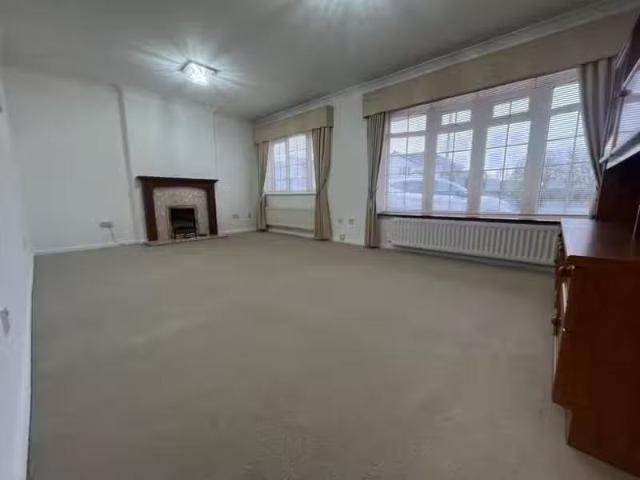 For Rent! 4 bedroom link detached house for rent in Copt Heath.