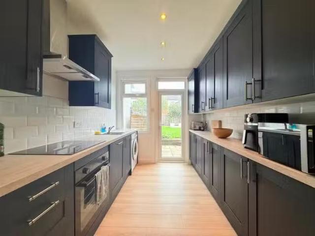 Deal! 4 bedroom terraced house for rent in Shaftesbury Road, B.