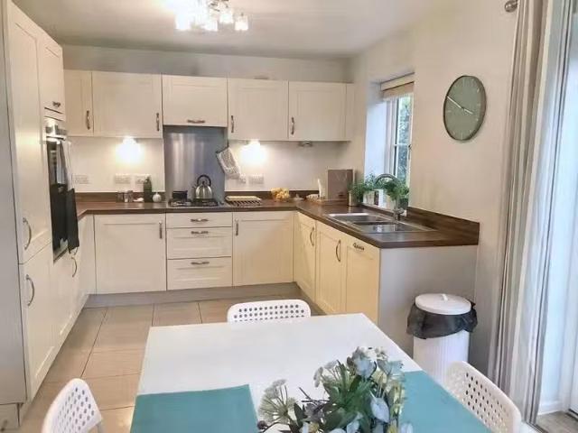 For Rent! 4 bedroom town house for rent in Glastonbury Road, W.