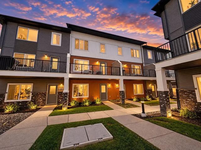 New 4 Bedroom Townhouse in Chestermere — 4 Bedrooms Townhouse
