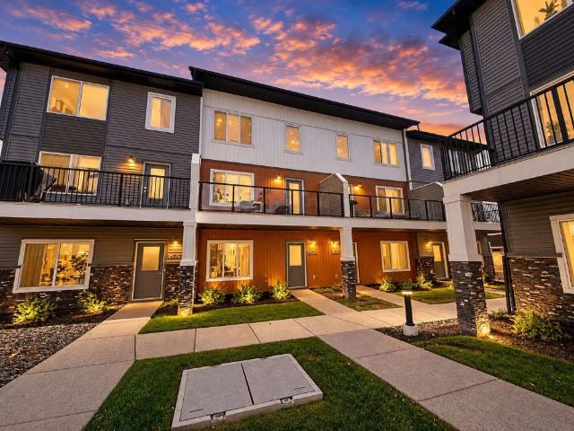 New 4 Bedroom Townhouse in Chestermere — 4 Bedrooms Townhouse
