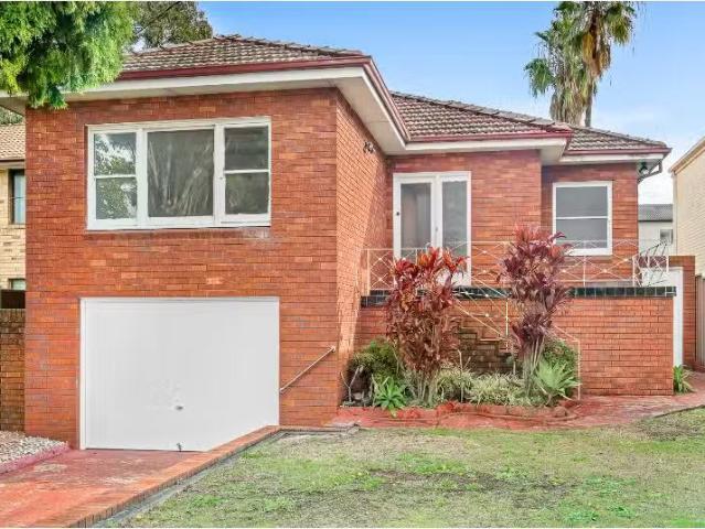Charming 4 BR 409 Rocky Point Road, Sans Souci House for rent.