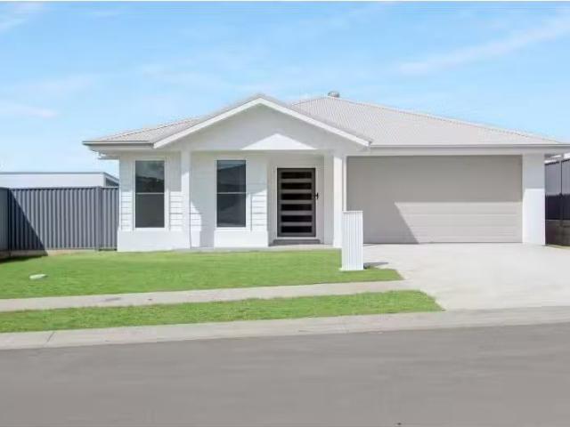 Charming 4 BR 42 Riberry Road, Port Macquarie House for rent.