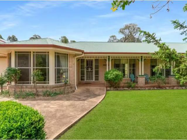 Charming 4 BR 46 Highland Drive, BOWRAL House for rent Listed.