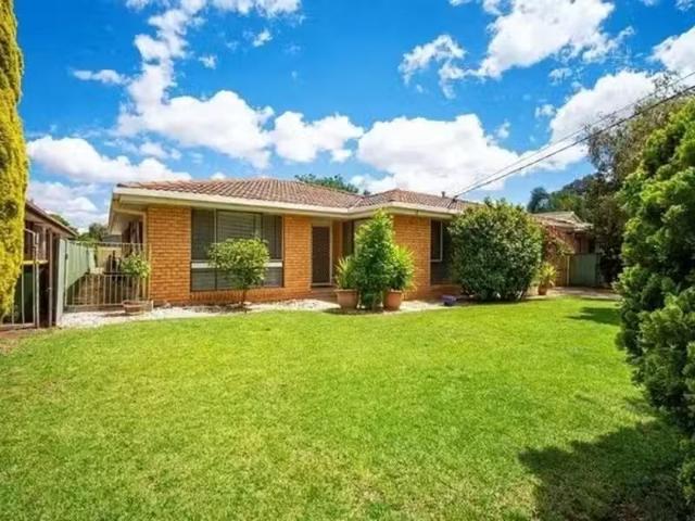 Cheap 4 BR 4 Eyre Street, Lake Albert House for rent Listed b.