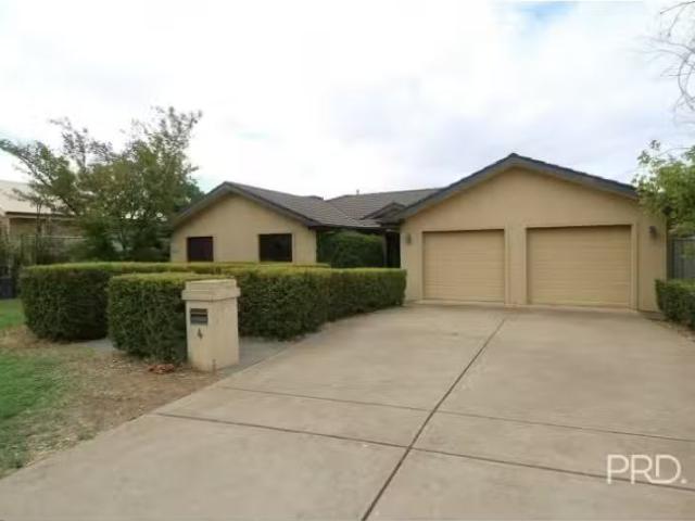 Cozy 4 BR 4 Yeomans Pl, Kooringal House for rent Listed by Le.