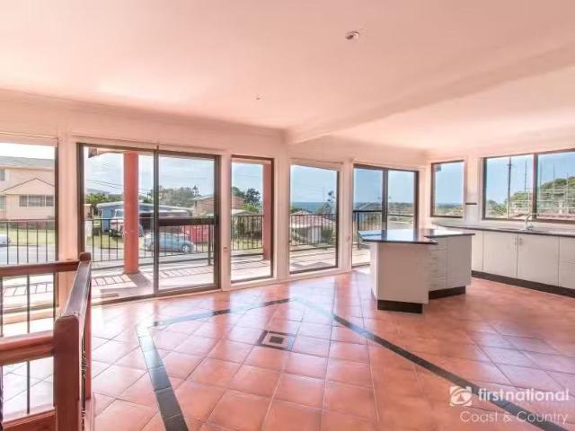 Nice 4 BR 57 North Kiama Drive, Kiama Downs House for rent Li.