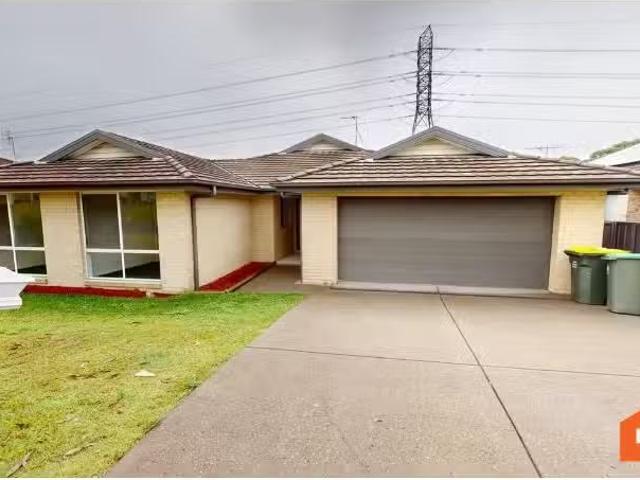Cheap 4 BR 58 Dalmeny Drive, Macquarie Hills House for rent L.