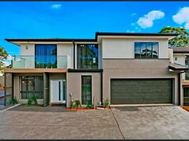 Rental! 4 BR 7/26 28 Kerrs Road, Castle Hill Townhouse for ren.