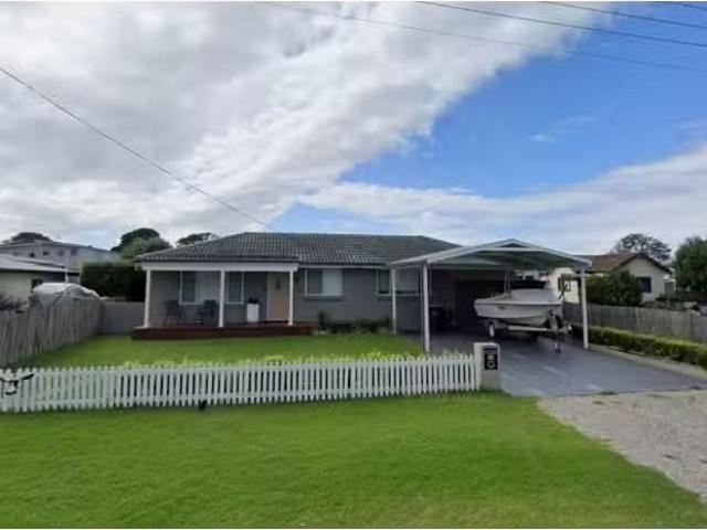 Just in! 4 BR 89 Comarong Street, Greenwell Point House for re.