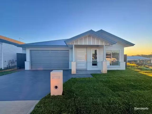 Just in! 4 BR 89 Myrtle Creek Avenue, Tahmoor House for rent.
