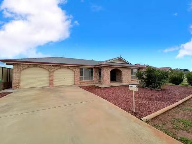 For Rent! 4 BR 8 Cedar Crescent, Parkes, NSW 2870