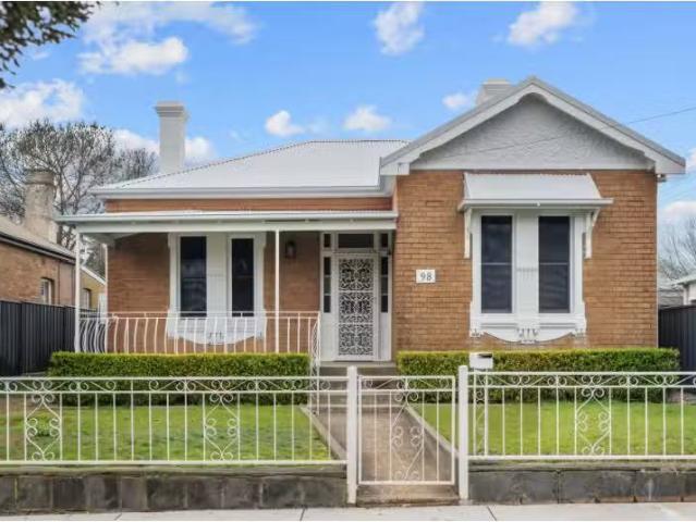 Just in! 4 BR 98 Clinton Street, Orange House for rent Listed.
