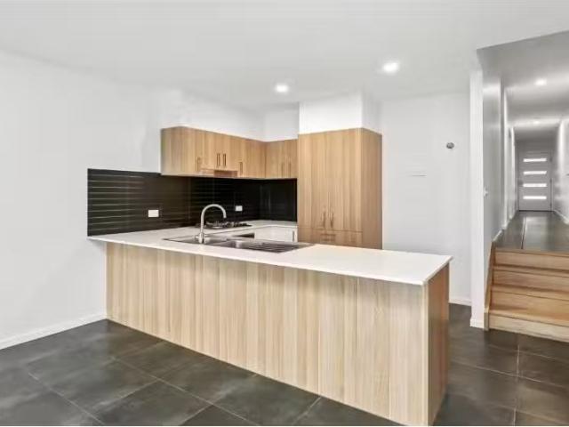 New 4 BR 1/11 Leatherwood Grove, Morisset Townhouse for rent.