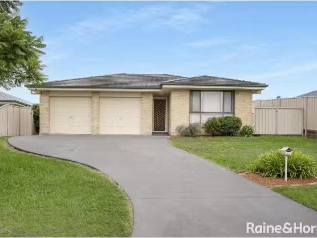 Just in! 4 BR 11 Narwee Link, NOWRA House for rent Listed by.