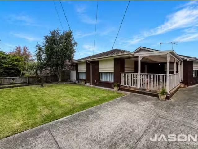 Just in! 4 BR 126 Carrick Drive, Gladstone Park House for rent.
