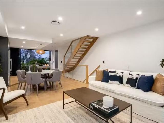 Charming 4 BR 12 Grayson Street, MORNINGSIDE, QLD 4170 House.