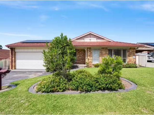 Unique 4 BR 12 Keswick Drive, Lake Haven House for rent Liste.