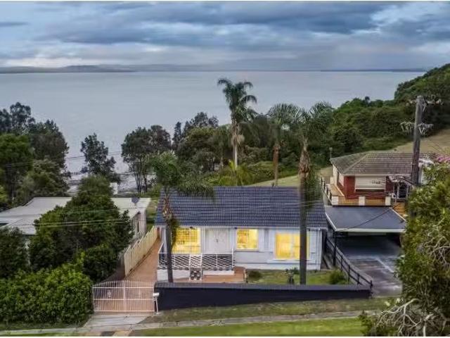 Cheap 4 BR 139 Northcliffe Drive, Lake Heights House for rent.