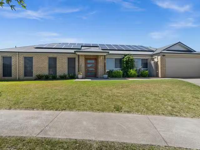 Charming 4 BR 17 Sienna Drive, Glenvale, QLD 4350