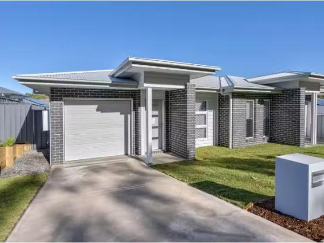 For Rent! 4 BR 17A Leatherwood Grove, Morisset Townhouse for r.