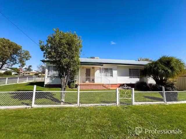 Deal! 4 BR 14 Willow Street, SOUTH TAMWORTH House for rent Li.