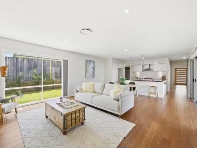Cheap 4 BR 14 Diploma Drive, Port Macquarie House for rent Li.