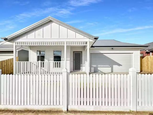 Deal! 4 BR 14 Rheola Street, EYNESBURY, VIC 3338 House for R.