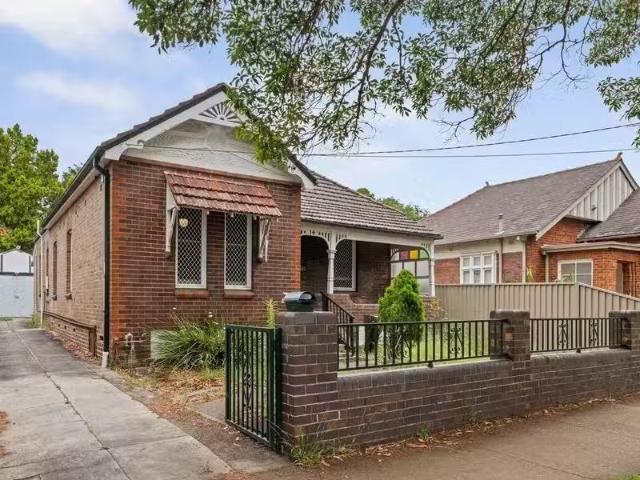 Deal! 4 BR 14 Rochester Street, Homebush House for rent Liste.