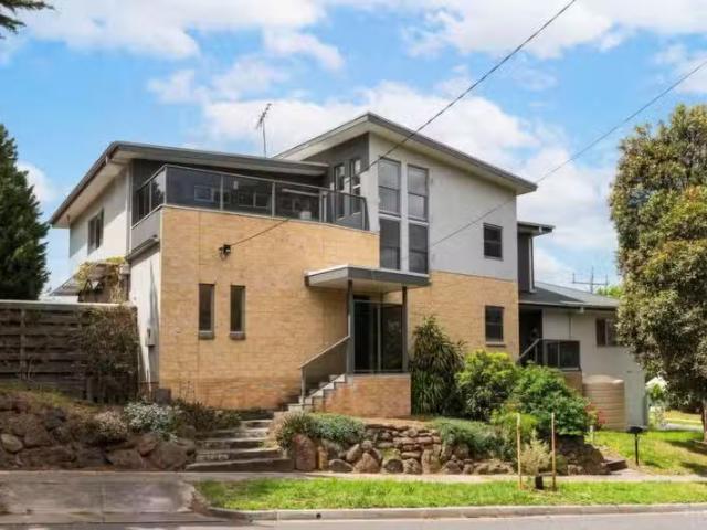 Deal! 4 BR 15 Yando Street, Greensborough VIC 3088 House Auc.