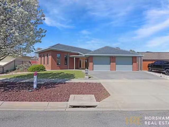 Cozy 4 BR 15 Fisher Square, Horsham, VIC 3400