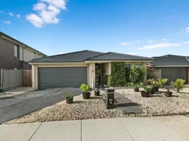 Cozy 4 BR 18 Hillfarm Drive, Clyde VIC 3978 House For Lease