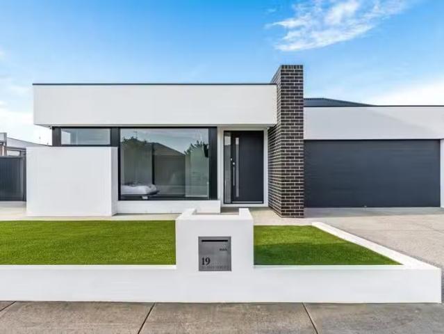 For Rent! 4 BR 19 Beard Street, Armstrong Creek, VIC 3217 Ho.
