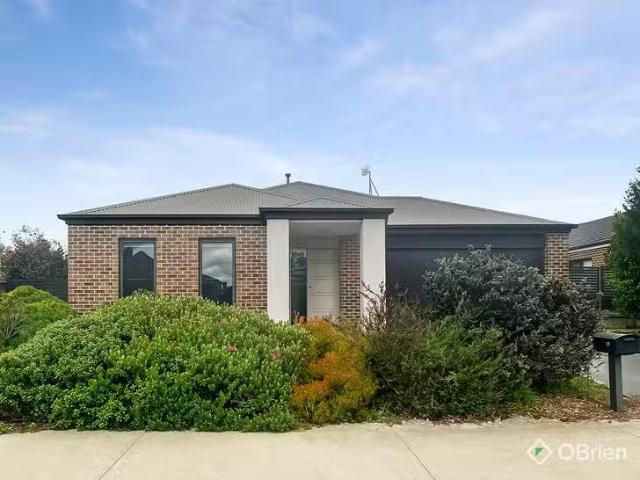Deal! 4 BR 19 Sunridge Avenue, Warragul, VIC 3820