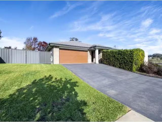 Nice 4 BR 1 Boyd Avenue, Dubbo House for rent Listed by Renay.