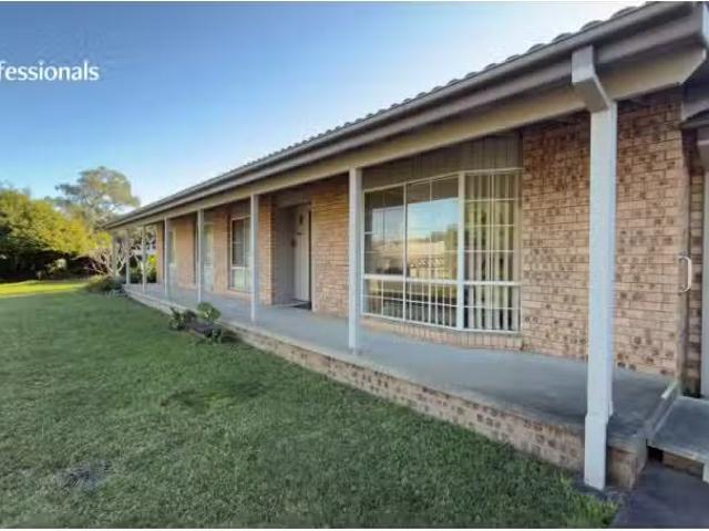 Charming 4 BR 1 Chatsworth Crescent, North Nowra House for ren.