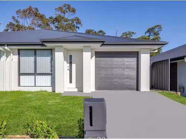 Just in! 4 BR 2/33 Lancaster Street, Thornton Townhouse for re.