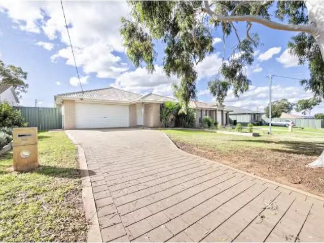 Unique 4 BR 25 Catherine Drive, Dubbo House for rent Listed b.