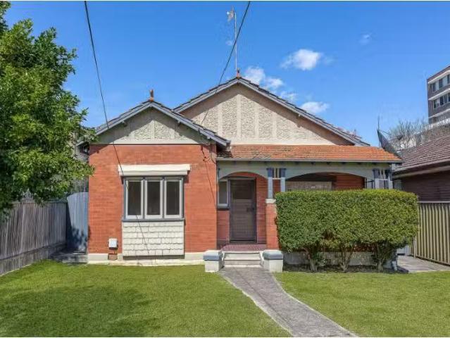 Cheap 4 BR 28 Selborne Street, Burwood House for rent Listed.