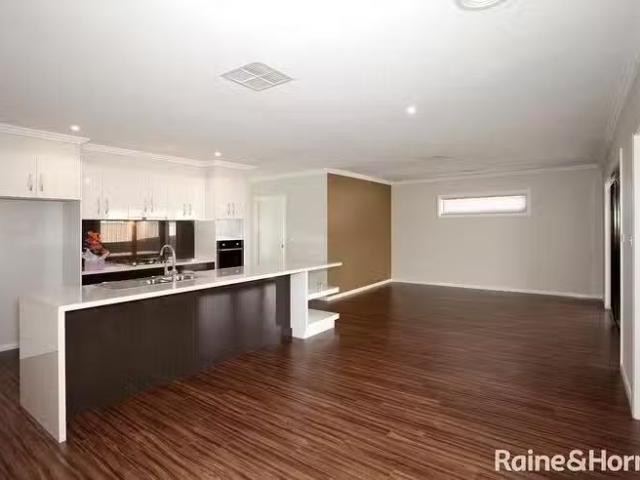 Rental! 4 BR 3 Hollows Crescent, Lloyd, NSW 2650