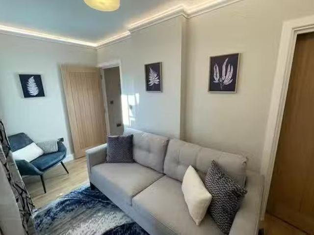 Cheap 4 BR Broadway Avenue