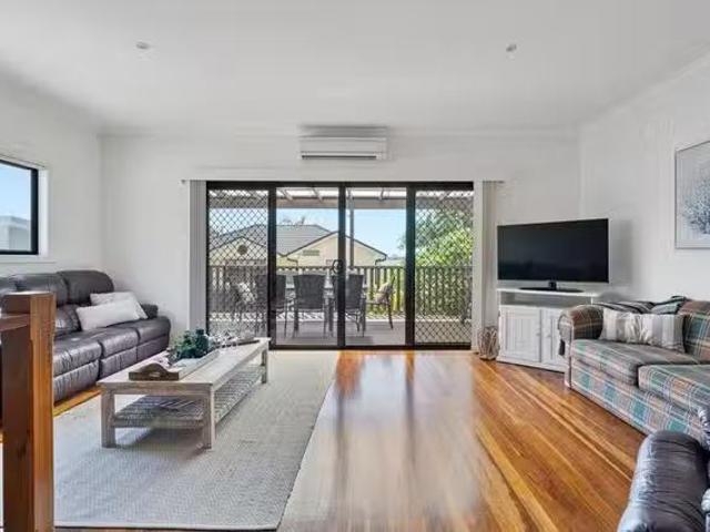 For Rent! 4 BR Moorooba Crescent