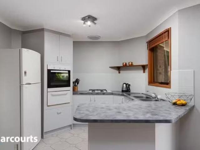 Rental! 4 Greenslopes Drive, Carrum Downs, VIC 3201 House fo.