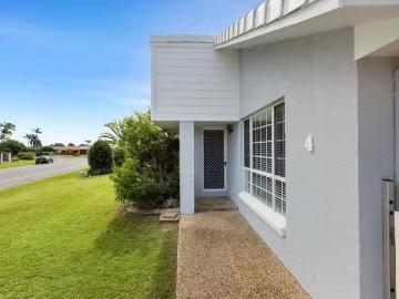 Charming 4 Lachlan Crescent, Sandstone Point, QLD 4511