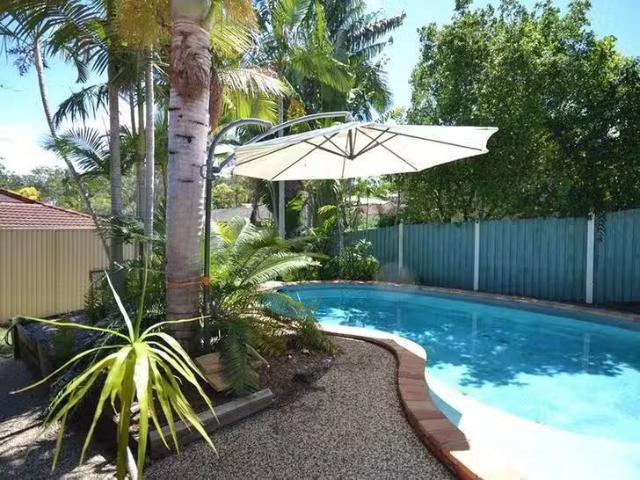 Deal! 4 Luisa Court, Benowa, QLD 4217