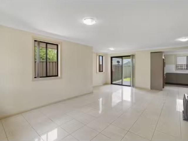 Cheap 5/15 Braddon Street, Oxley Park House for rent Listed b.