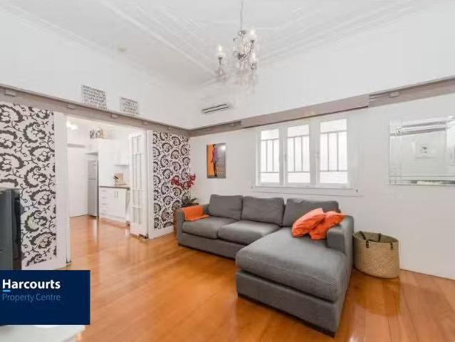 For Rent! 52 Denman Street, GREENSLOPES, QLD 4120 House for.