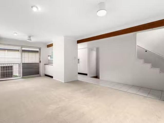 Charming 5/53 Sandford Street, ST LUCIA, QLD 4067 Townhouse.